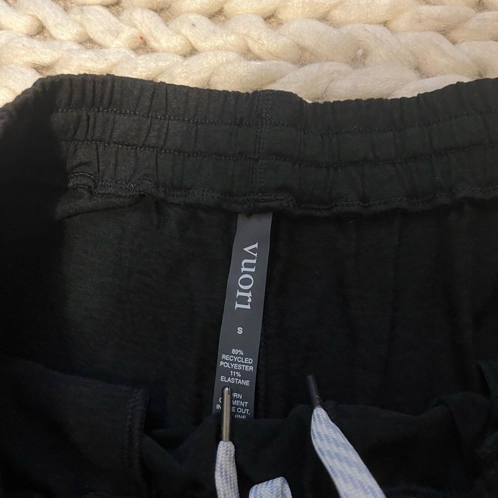 Heather black Vuori joggers